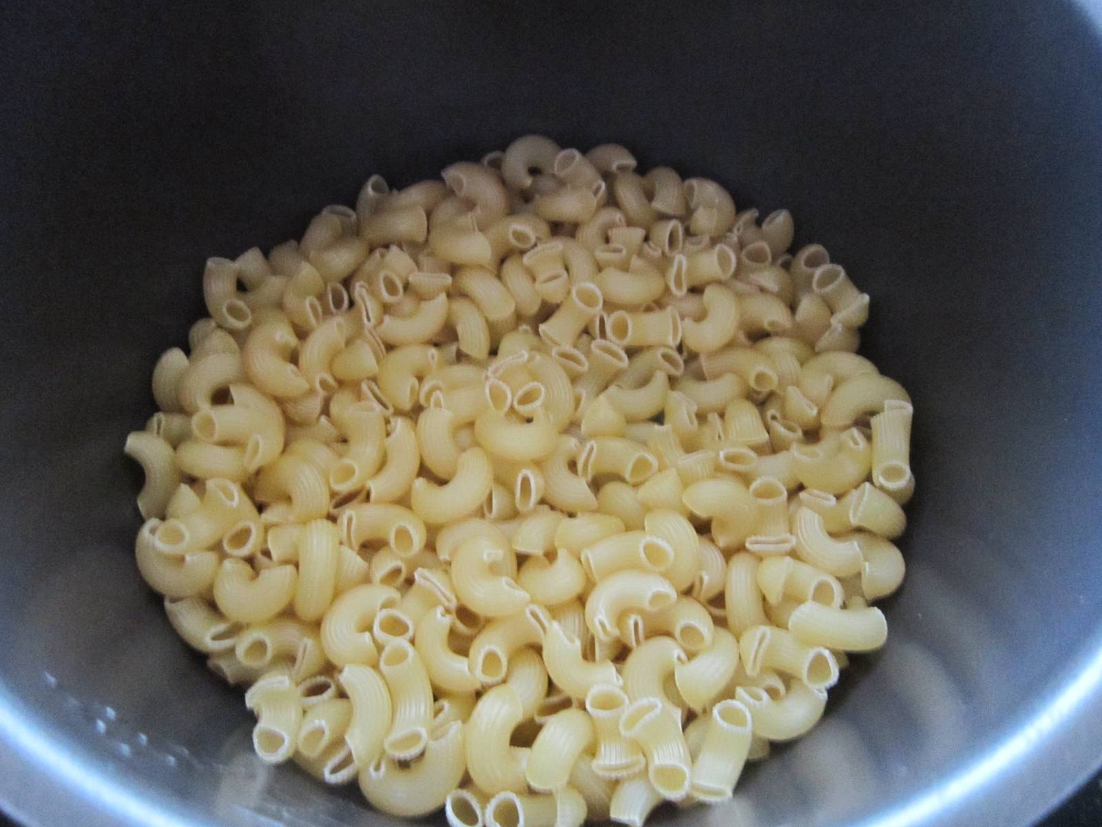 Pasta casserole with cottage cheese and nuts in the Liberty MP-900 pressure cooker