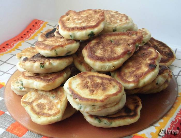 Weelderige pannenkoeken op kefir met groene uien