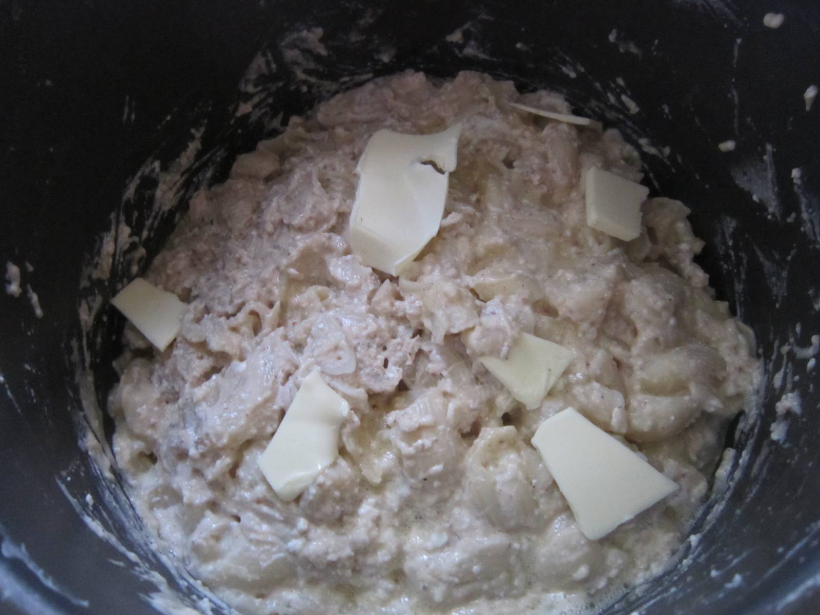 Pasta casserole with cottage cheese and nuts in the Liberty MP-900 pressure cooker