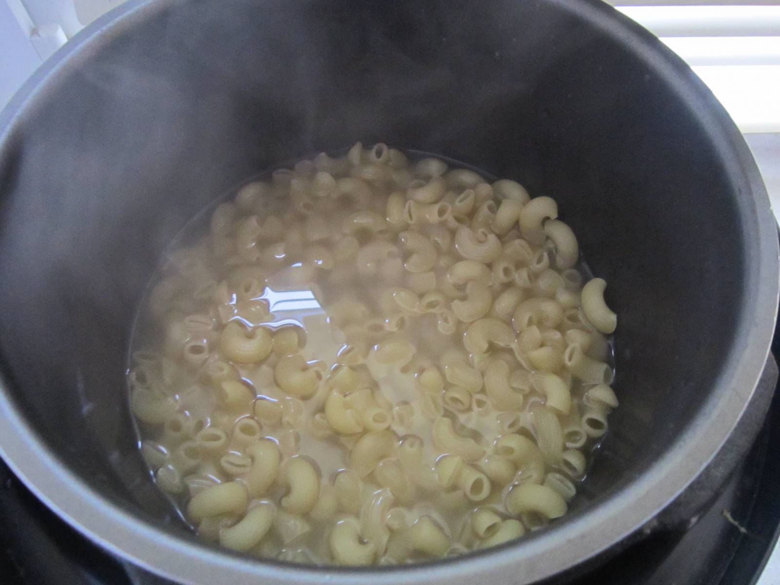 Pasta casserole with cottage cheese and nuts in the Liberty MP-900 pressure cooker