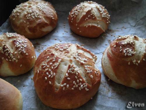 Pretzeli buns