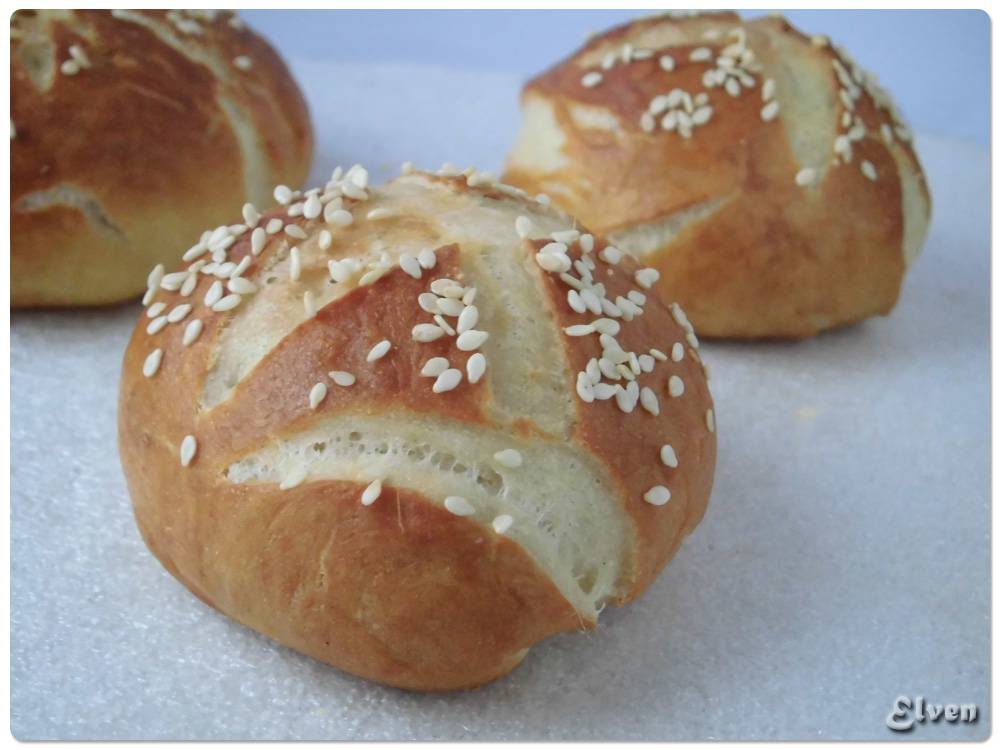 Pretzeli buns