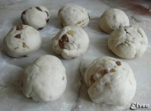 Lean wheat-rye buns with raisins