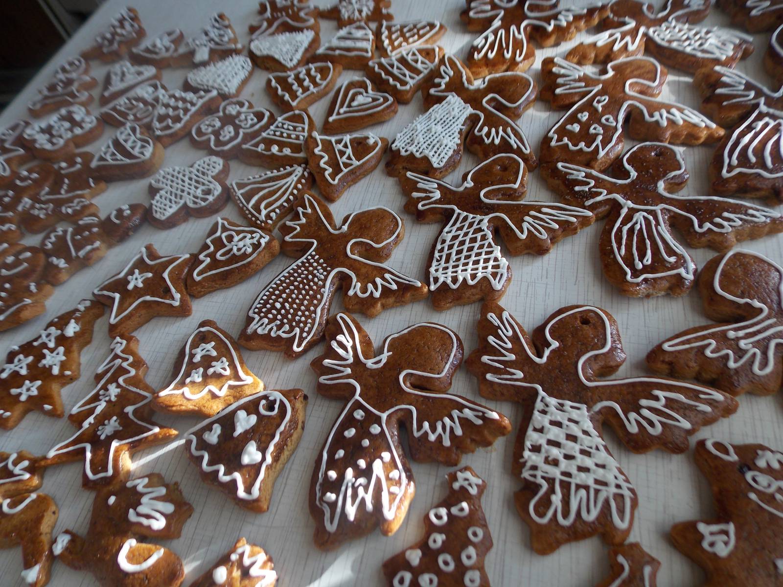 We decorate gingerbread cookies, cookies