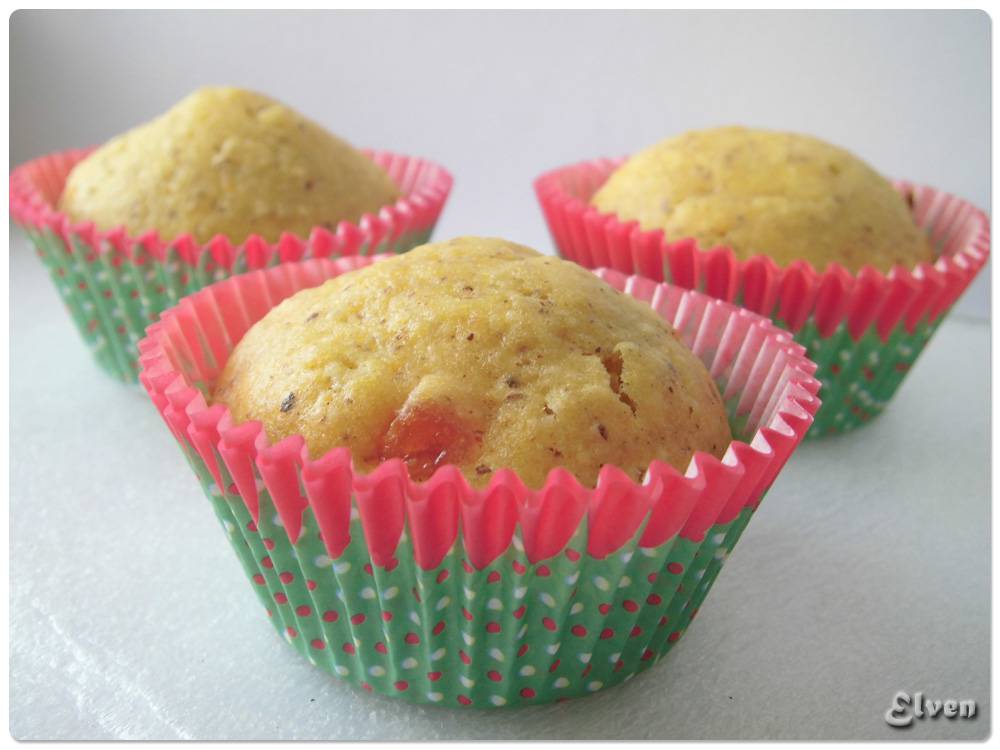 Muffins de calabaza sobre yogur de frutas con kumquat y nueces