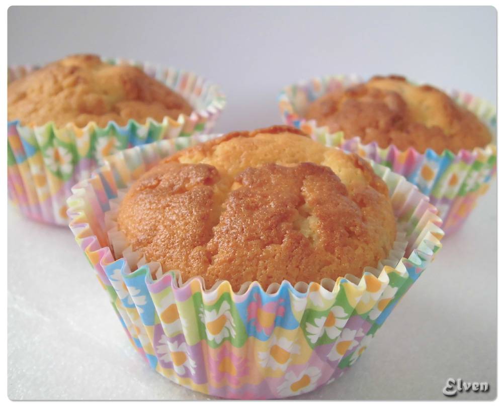 Muffins de crema agria con grosella negra