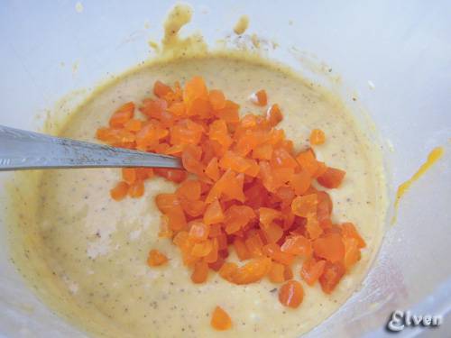 Muffins de calabaza sobre yogur de frutas con kumquat y nueces