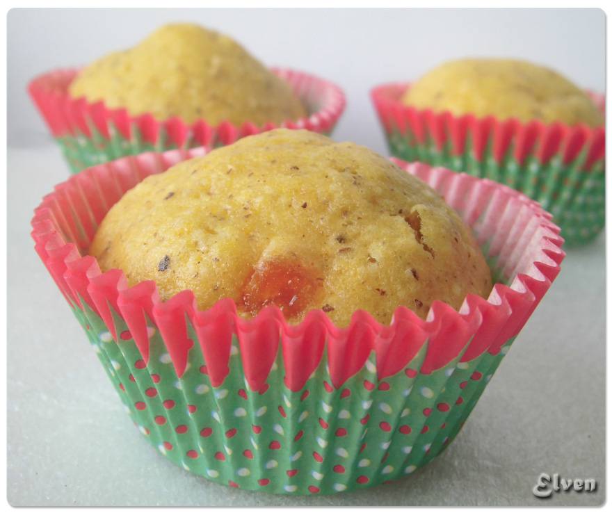 Muffins de calabaza sobre yogur de frutas con kumquat y nueces