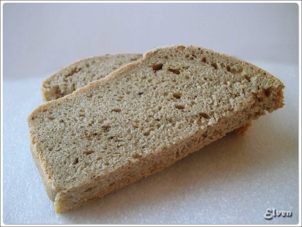 Tarwe-boekweit-roggebrood met vloeibare gist (oven)