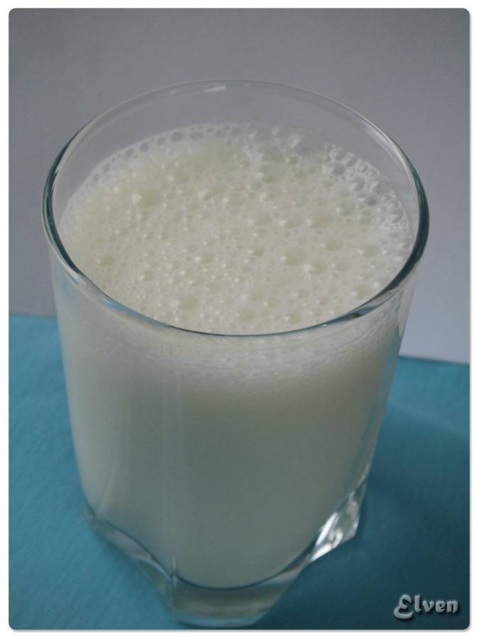 Kefir cocktail với mật ong và cây xô thơm