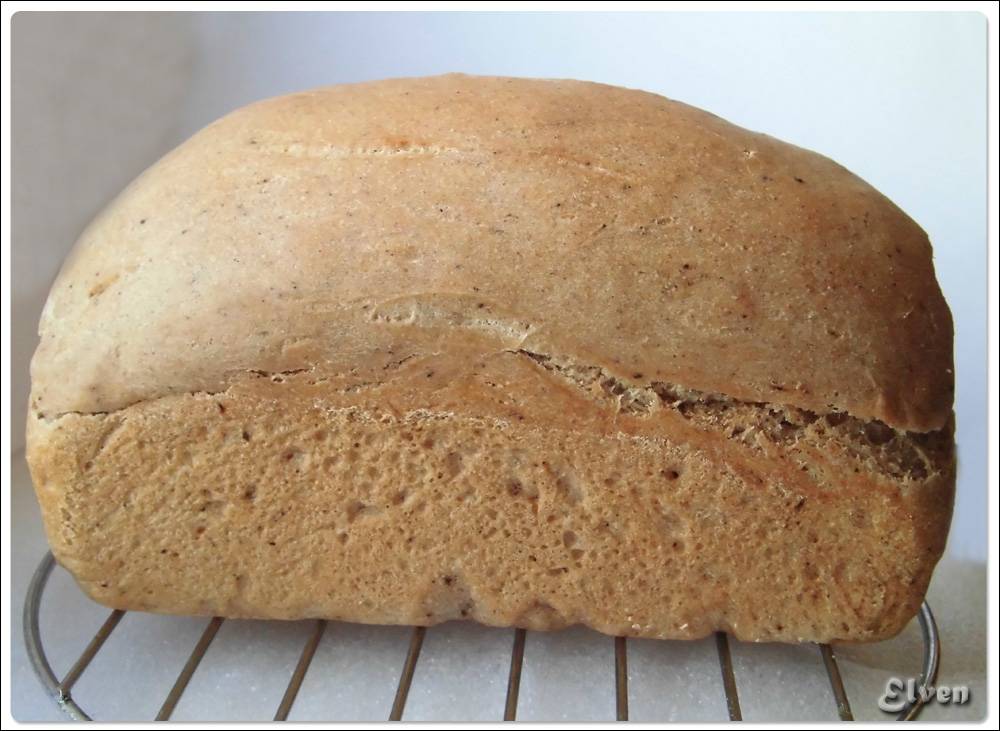 Tarwe-boekweit-roggebrood met vloeibare gist (oven)