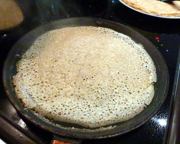 Frittelle di pizzo ipoallergeniche con brodo di pasta