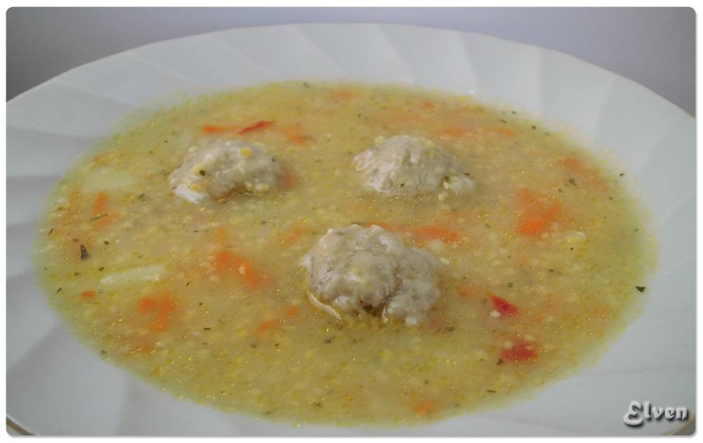 Sopa con sémola de maíz y albóndigas