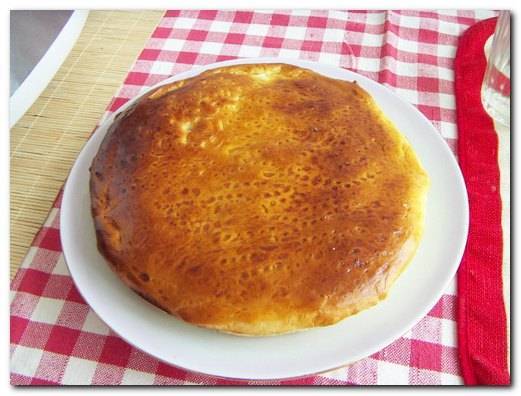 Cabbage pie with sour cream