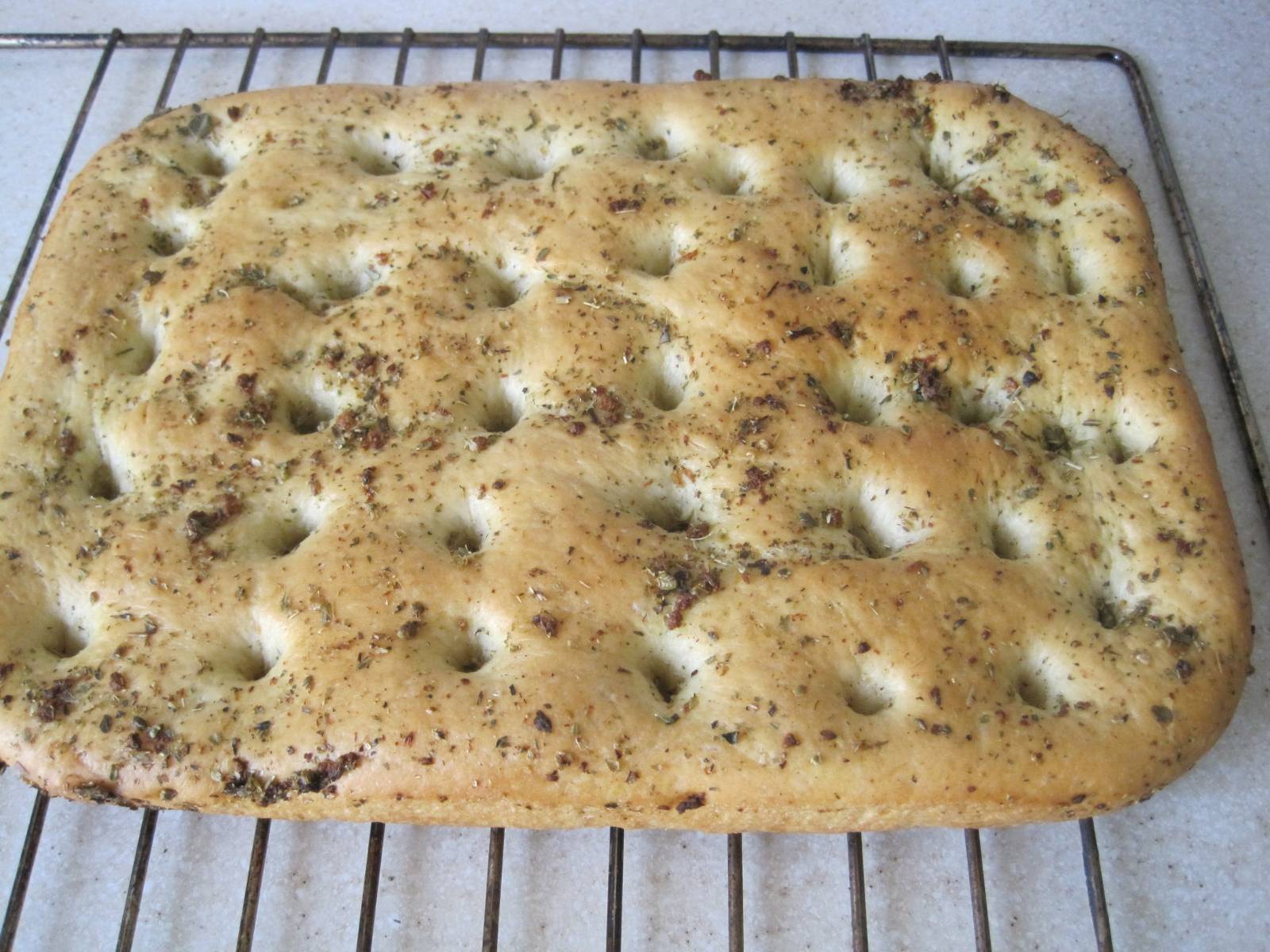 Focaccia con ajo y eneldo