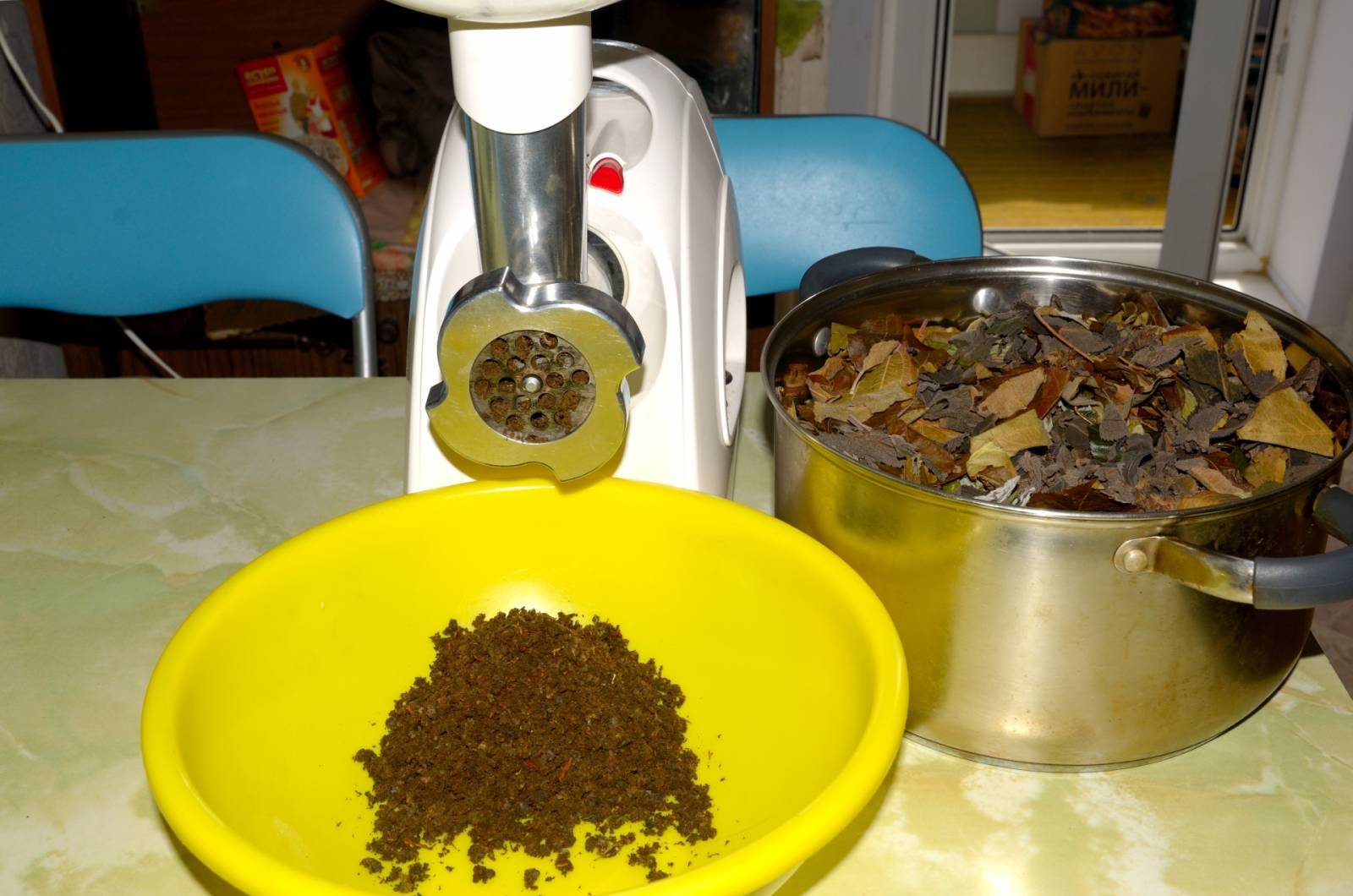 Fermented tea made from leaves of garden and wild plants (master class)