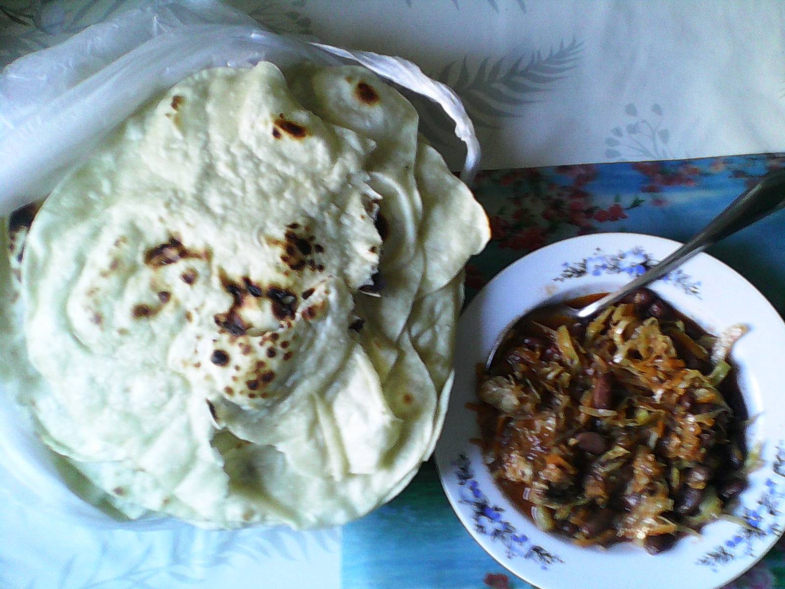 Mga flatbread para sa pangunahing pinggan tulad ng curry, kebab, kebab, kofta (mga cutlet na Arabe na may pampalasa)