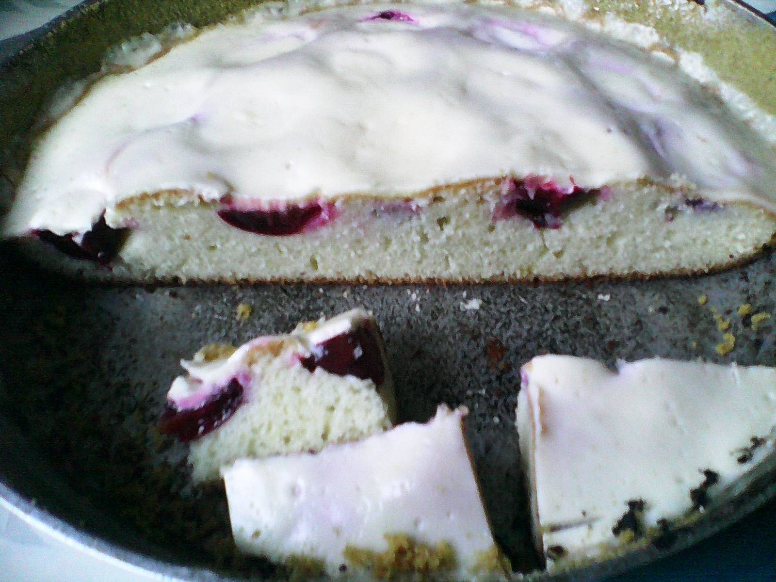 Torta di prugne con ripieno di panna acida