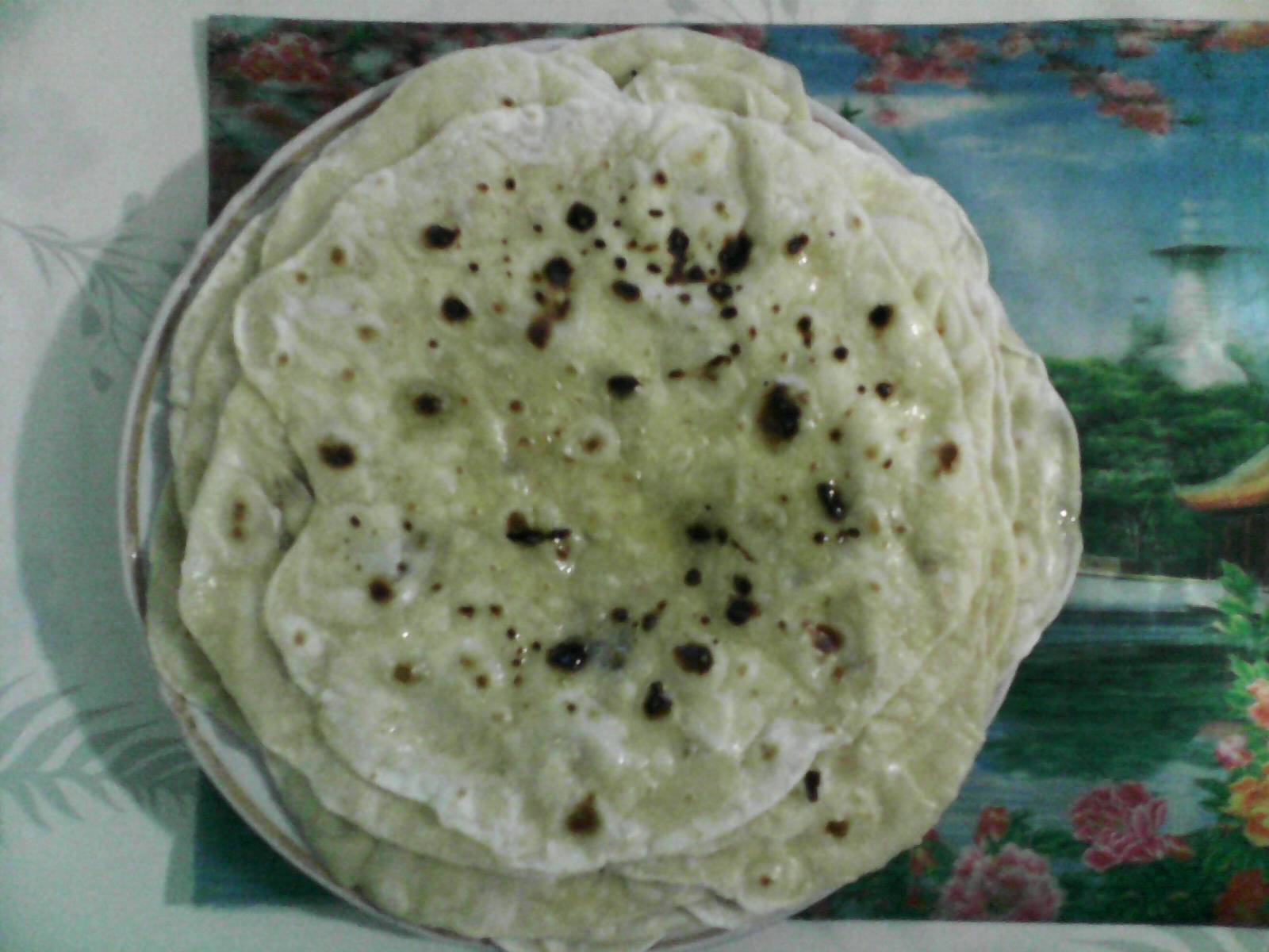 Flatbreads สำหรับอาหารจานหลักเช่นแกงกะหรี่เคบับเคบับคอฟต้า (อาหรับทอดกับเครื่องเทศ)