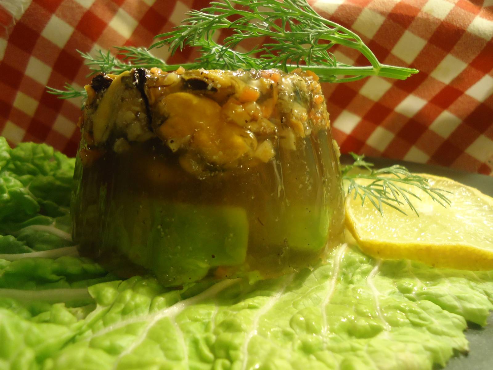 Mejillones en gelatina, aguacate y champiñones