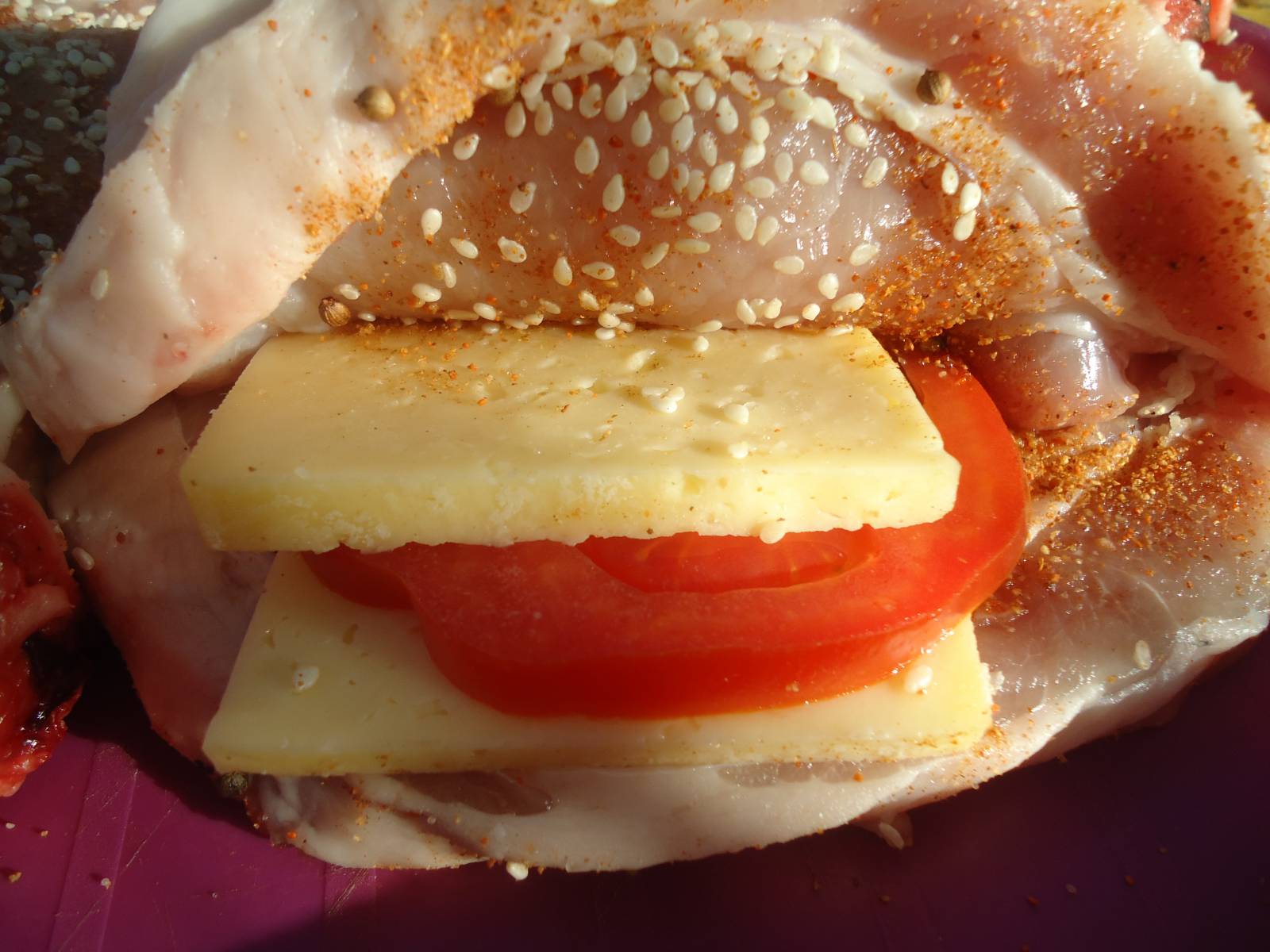 Braciola di maiale ripiena di formaggio grigliato e pomodoro