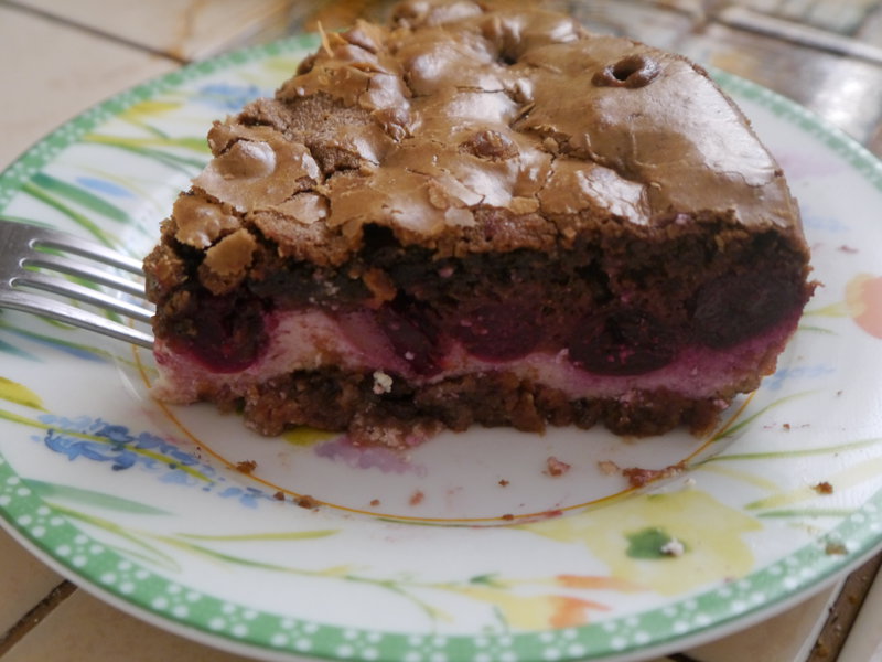 Brownie amb cireres i mató