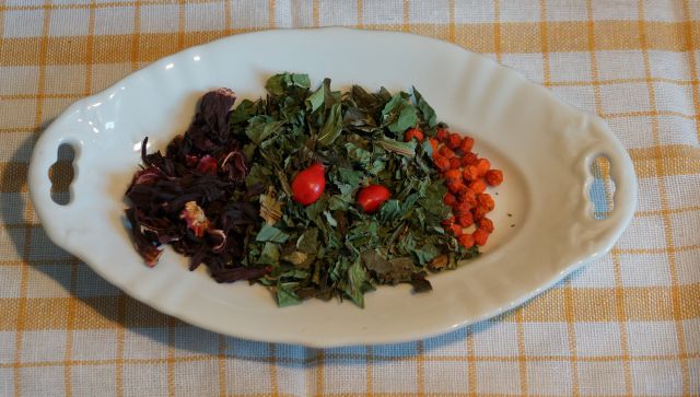 Gefermenteerde thee gemaakt van bladeren van tuin en wilde planten (masterclass)