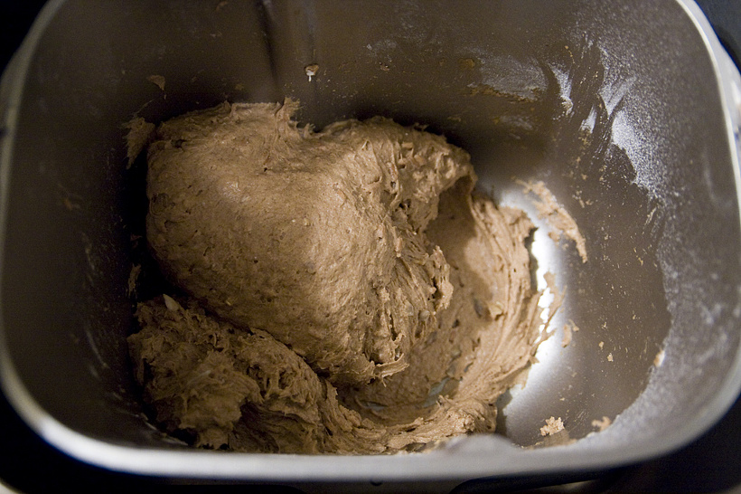 Pan de centeno y trigo simple en una panificadora