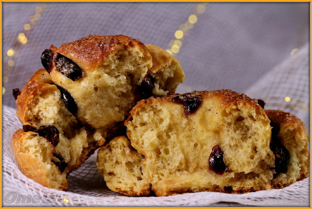 Pumpkin buns with dried cranberries