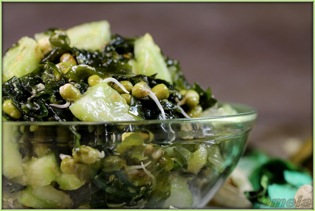 Ensalada de frijol mungo y algas germinadas