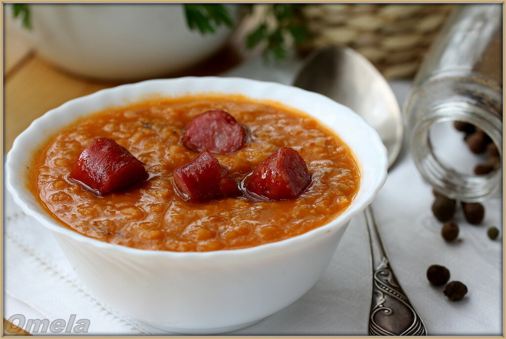 Zuppa di lenticchie con zucchine e salsicce