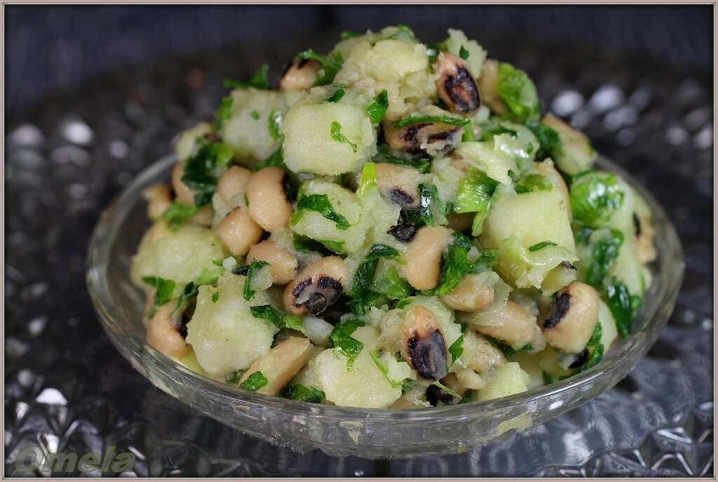 Warme salade met aardappelen en bonen