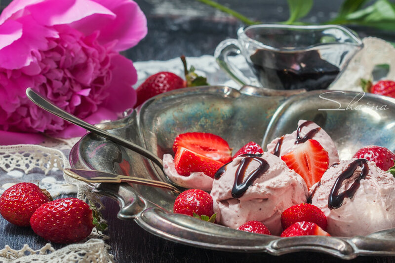 Helado de fresa al horno con glaseado balsámico