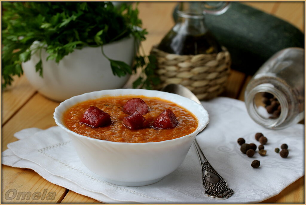 Zuppa di lenticchie con zucchine e salsicce