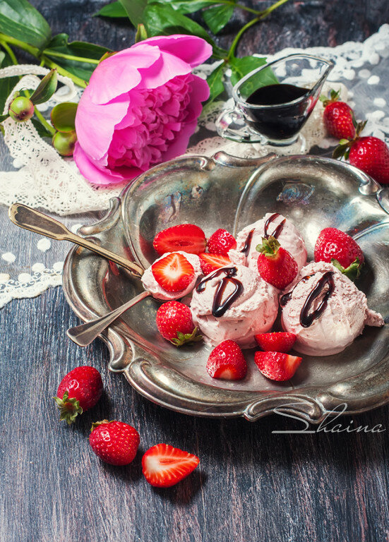 Gelato alla fragola al forno con glassa balsamica