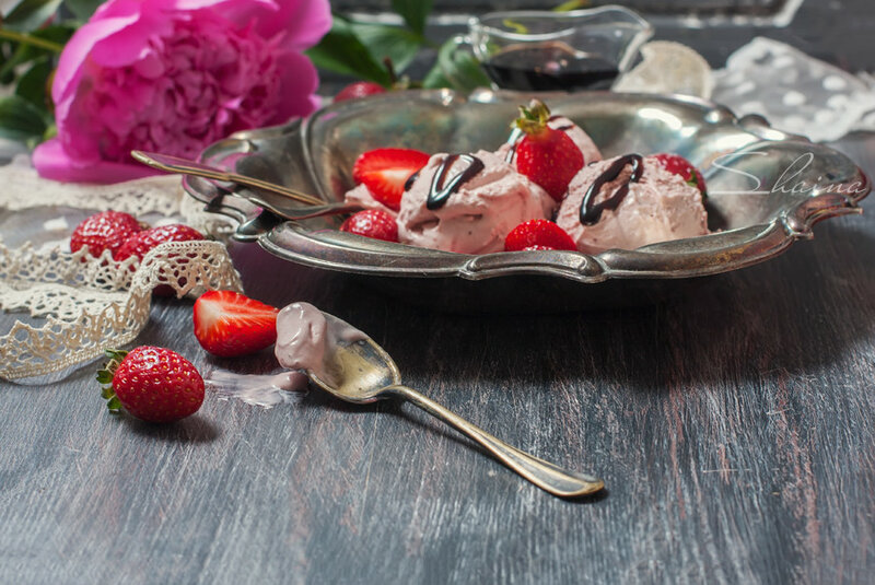 Gelato alla fragola al forno con glassa balsamica