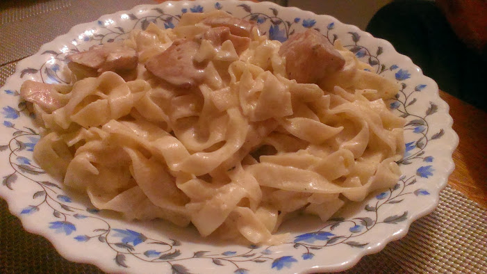 Pasta con salsa blanca y setas porcini